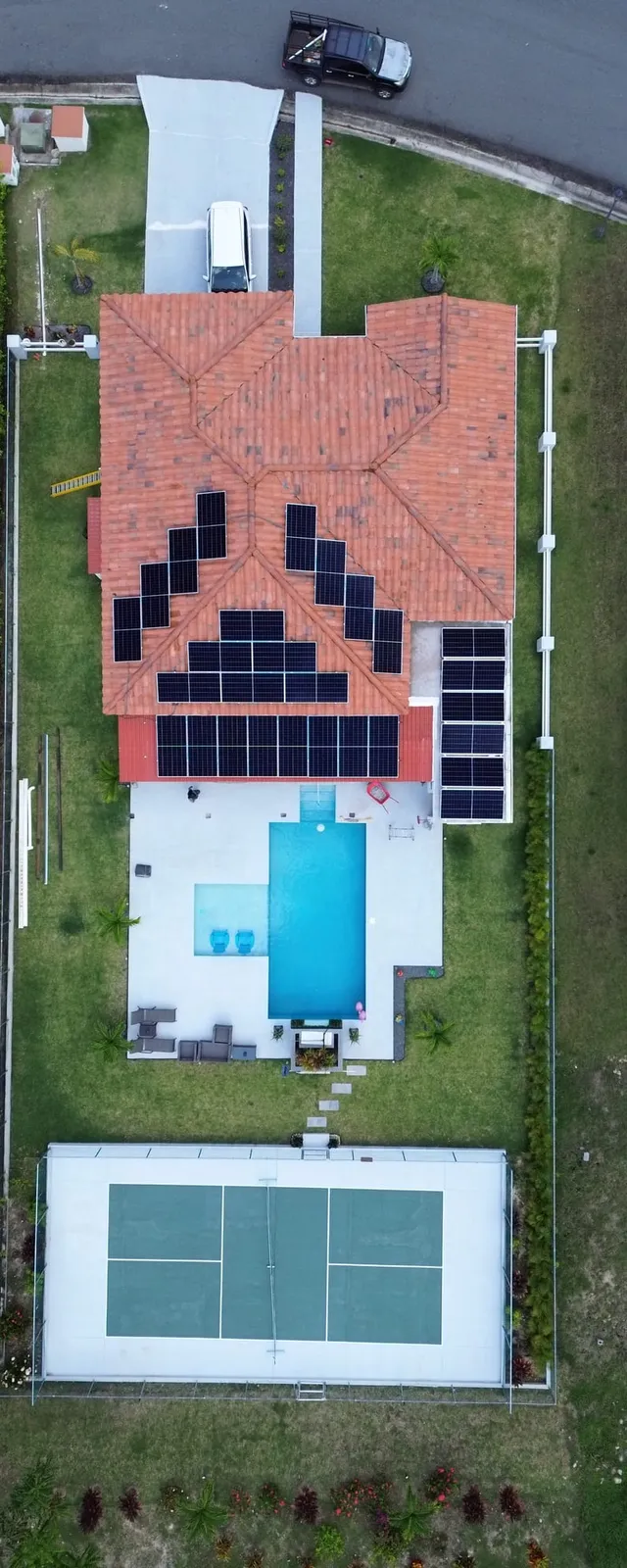 Casa en Panamá con paneles solares instalados por Volt Factory, vista desde dron
