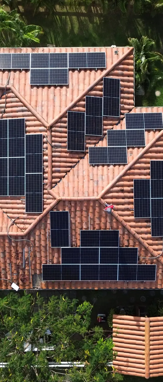 Casa en Panamá con paneles solares instalados por Volt Factory, vista desde dron