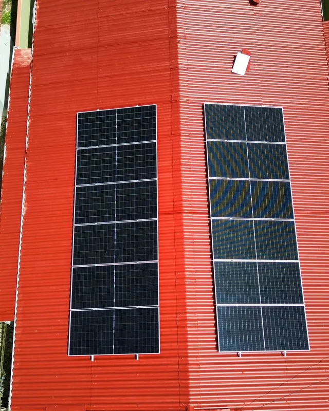 Paneles solares instalados por Volt Factory: Techo de zinc